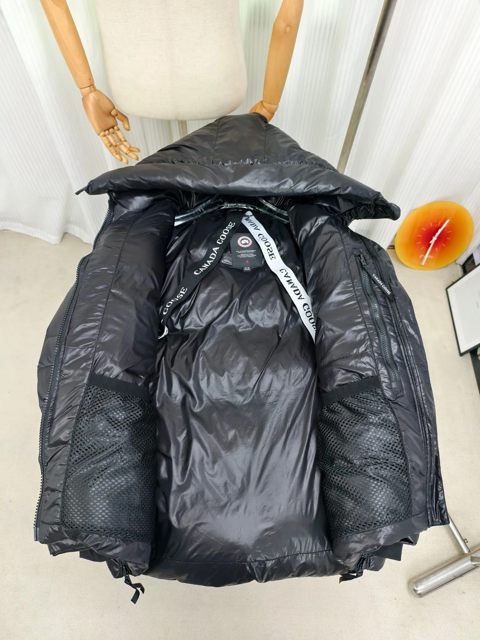 P940 ————2239L women's model (high version) Canada goose Cypress down jacket The new model of the Cypress series makes you stand out. This down jacket is an ideal winter piece. This style is filled with white duck down. Featuring a thin, channel-filled construction with lightweight fabrics and trim, it feels lightweight and adds warmth. The chin-protecting suede knit stand-up collar is soft and adds comfort. An adjustable down hood with cord closure adds warmth and protection against the elements. The back is designed with the iconic double-stripe black reflective decorative stripes to make you more visible in dim environments. The inner layer has removable elastic straps, making the jacket easy to carry on the shoulder and hands-free. Side zipper gusset dries and breathes when moving. Color: black with red label, silver birch Size: XS-2XL
